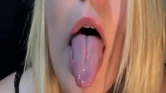 Long tongue blonde on webcam